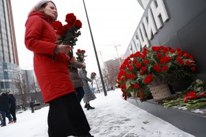 Возложение цветов к памятнику Ельцина в Екатеринбурге