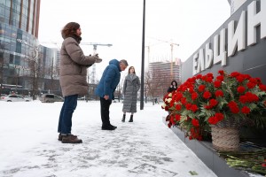 Возложение цветов к памятнику Ельцина в Екатеринбурге