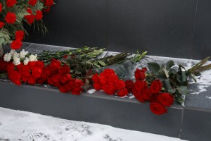 Возложение цветов к памятнику Ельцина в Екатеринбурге