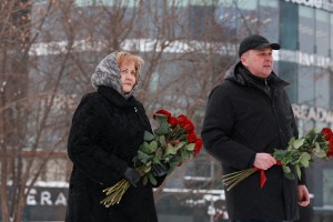 Возложение цветов к памятнику Ельцина в Екатеринбурге