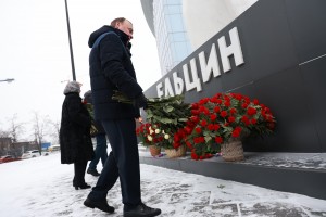 Возложение цветов к памятнику Ельцина в Екатеринбурге