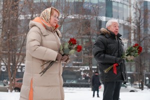 Возложение цветов к памятнику Ельцина в Екатеринбурге