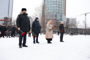 Возложение цветов к памятнику Ельцина в Екатеринбурге