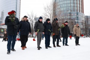 Возложение цветов к памятнику Ельцина в Екатеринбурге