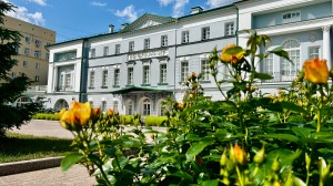 Усадьба. Клумбы с розами, чубушником, котовником