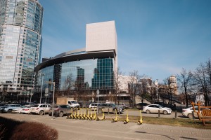 Весенний фасад Ельцин Центра в Екатеринбурге