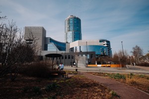 Весенний фасад Ельцин Центра в Екатеринбурге