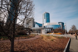 Весенний фасад Ельцин Центра в Екатеринбурге
