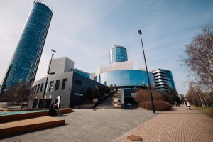 Весенний фасад Ельцин Центра в Екатеринбурге