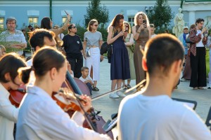 «Выходные на Никитской» Концерт «Бездомная музыка»