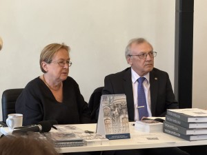 Алёна Дергилёва представила публике новую книгу-альбом