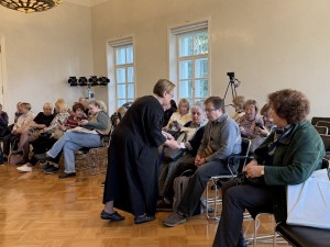 Алёна Дергилёва представила публике новую книгу-альбом