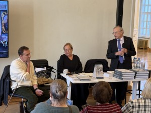 Алёна Дергилёва представила публике новую книгу-альбом