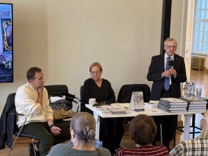Алёна Дергилёва представила публике новую книгу-альбом
