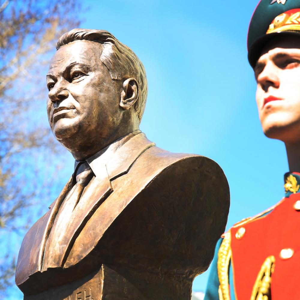 В Москве установлен бюст Бориса Ельцина