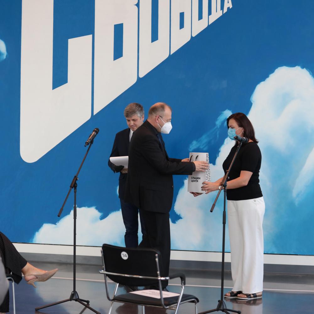 В Ельцин Центре вручили подарочные сертификаты уральским медикам
