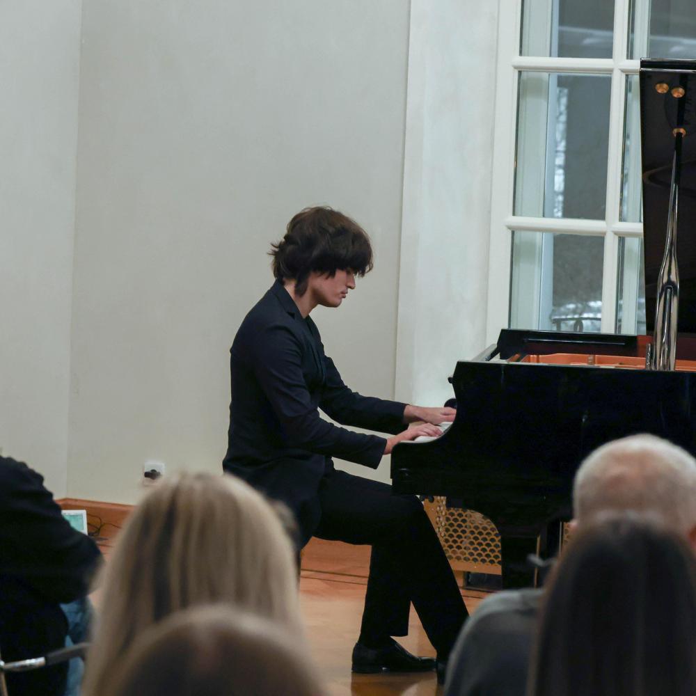 «Русские гении» в русской усадьбе. Концерт Ильи Папояна