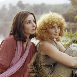 Одна поёт, другая нет