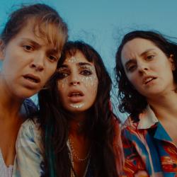 Девушки на балконе