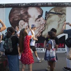 История одного экспоната: «История Берлинской стены: граффити Дмитрия Врубеля»