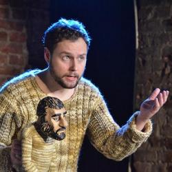 «Довлатов. Пять углов». Моноспектакль Антона Шварца