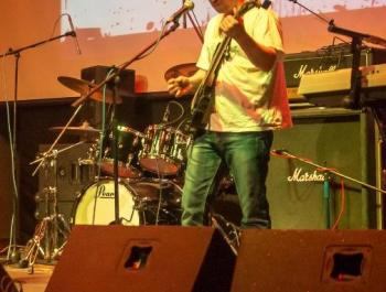 Три сцены, три десятка групп и «Поющие гитары»