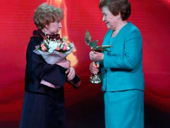 «За честь и достоинство»: Лии Ахеджаковой «Нику» вручила Наина Ельцина