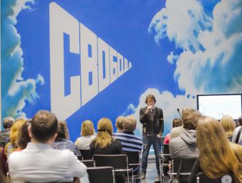 Поэзия не рождается на площадях