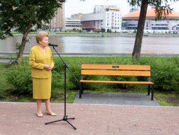 Наина Ельцина открыла именную скамейку на набережной Исети