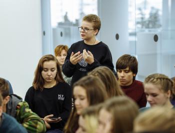 Открывая 90-е. Московская гимназия в Ельцин Центре