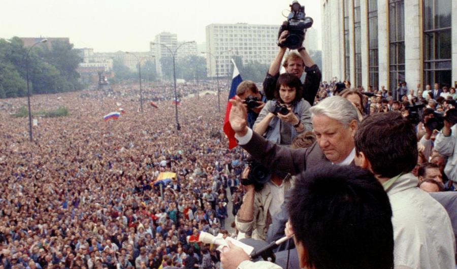 Борис Ельцин на митинге москвичей в поддержку демократии у здания Верховного Совета РСФСР 20 августа 1991-го