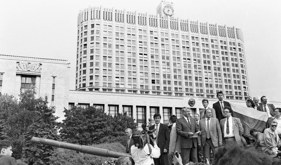 Москва. 19 августа 1991 года. Защитники демократии у здания Верховного Совета РСФСР. Борис Ельцин с башни танка обращается к народу.