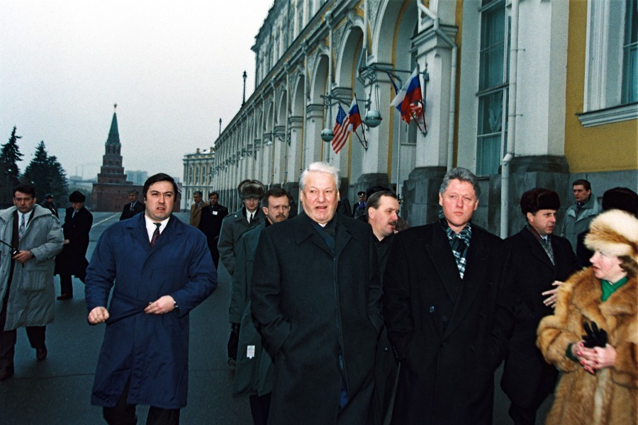 Первая официальная группа. Визит Клинтона в Москву 1994. Ельцин 1994. Билл Клинтон в Москве 1994. Клинтон в Москве 1995.