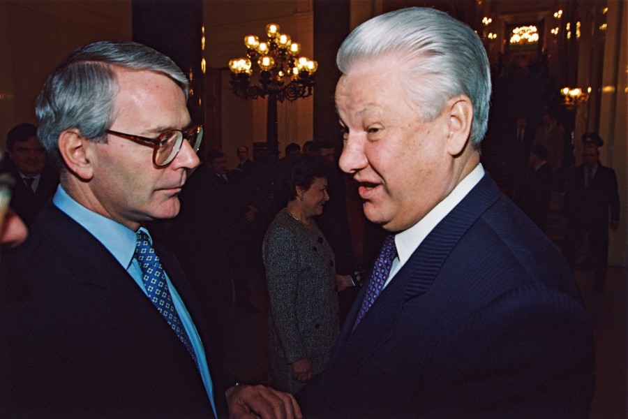 Премьер россии 1991. Ельцин 1992. Ельцин и премьер министр Великобритании. Ельцин 1994.