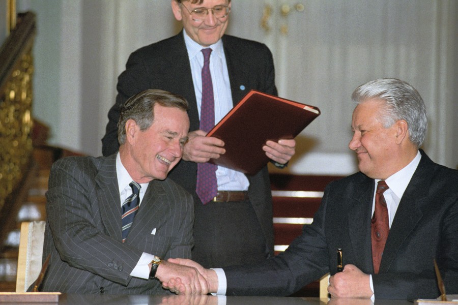 Б н ельцин подписал. Ельцин 1992. Ельцин и Буш 1992. 1 Фев 1992 Ельцин и Буш старший. Ельцин 1992 Россия.