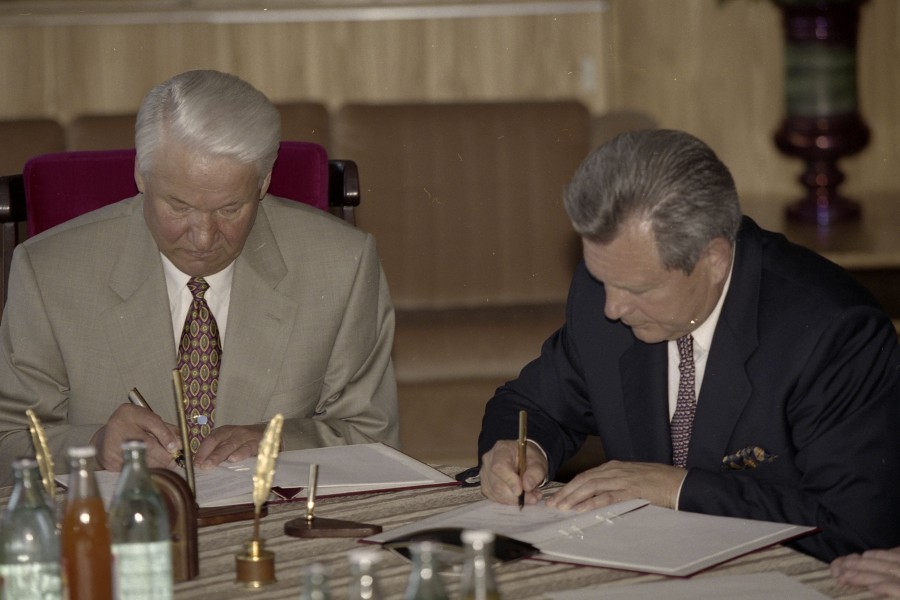Б н ельцин подписал. Ельцин 1992. Шеварднадзе 1992 Ельцин. Ельцин 1994.