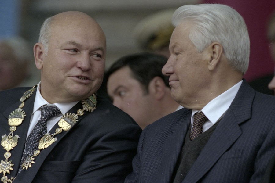 Премьер россии 1991. Ельцин 1991. Ельцин 1990. Ельцин с президентами 1990е. Ельцин 1997.