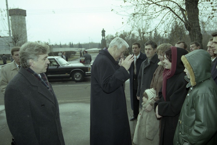 Приезд в красноярск. Ельцин в Хабаровске 1996. Ельцин в пальто. Ельцин на встрече с жителями. Ельцин в Красноярске 1994.