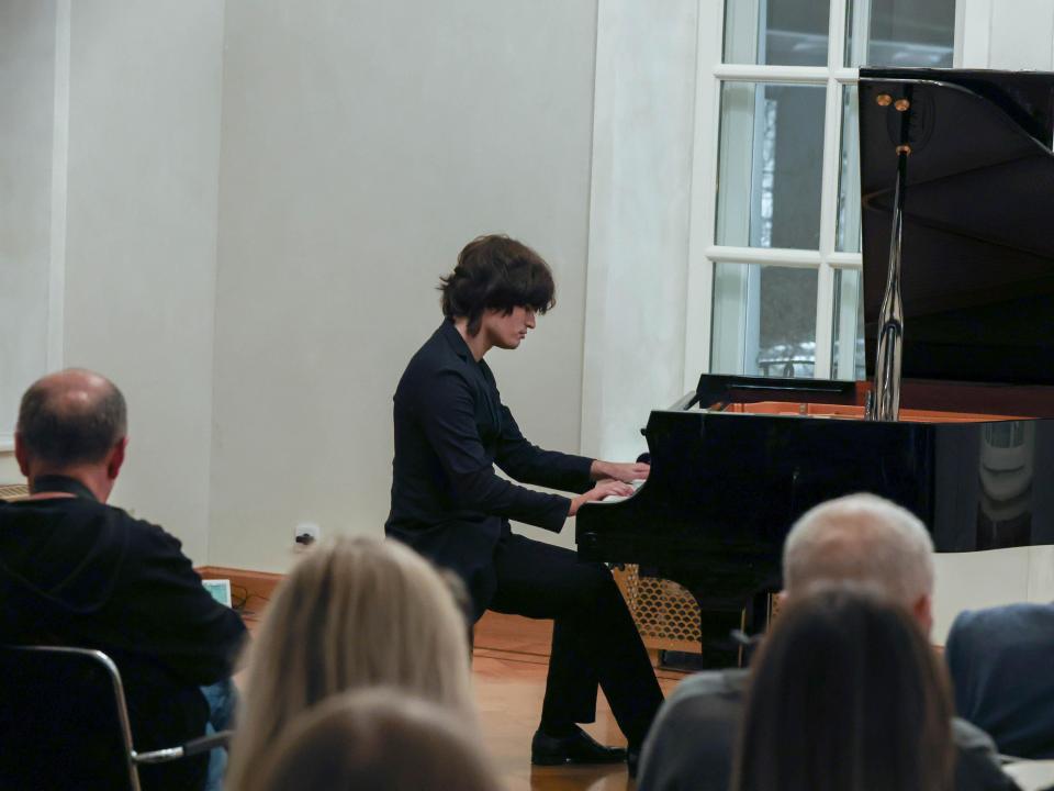 «Русские гении» в русской усадьбе. Концерт Ильи Папояна