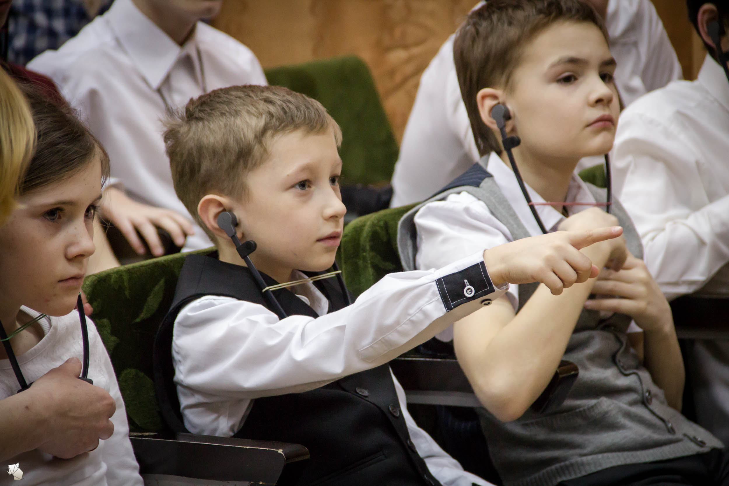 Специальная глухих и слабослышащих. Дети с нарушением слуха.. Глухие и слабослышащие дети. Школьники с нарушением слуха. Дети с нарушением слуха в школе.