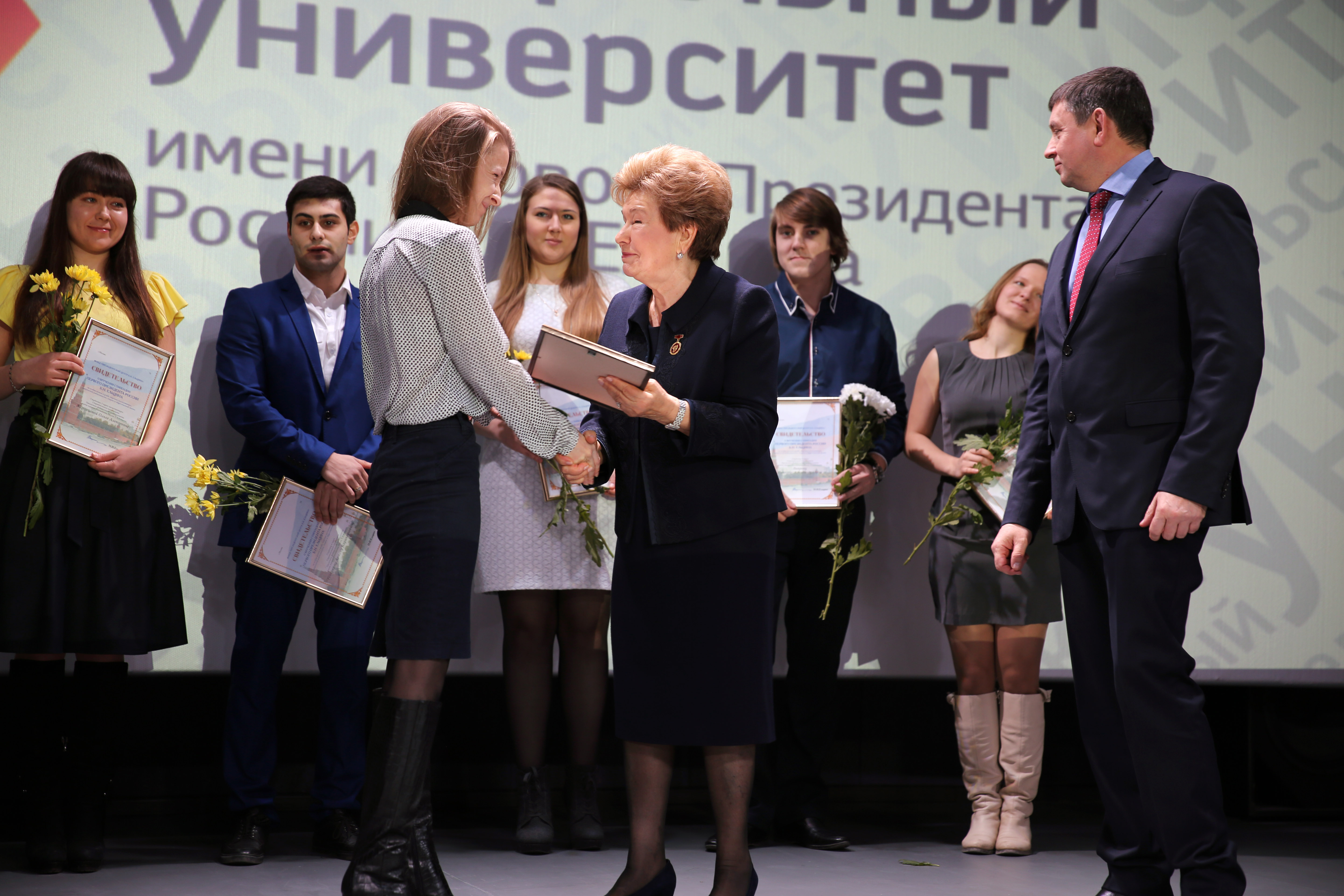 Урфу повышенная стипендия. Стипендия УРФУ. Стипендия в УРФУ Екатеринбург. Прием ректором УРФУ стипендиатов.